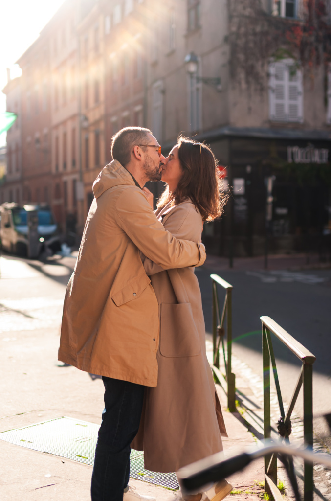 Portrait romantique d'un couple qui marche main dans la main dans un parc à Toulouse.