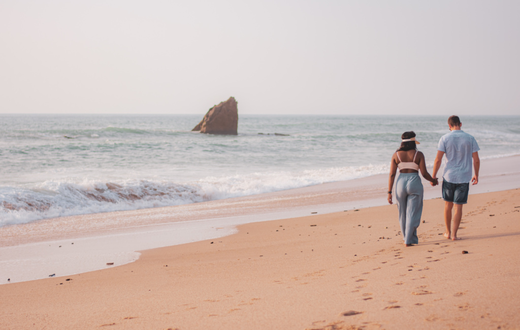 Photo couple sur la plage - Anais Canaud photographe pro