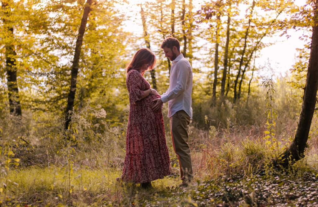 Futurs parents enlacés et complices lors d'une séance photo grossesse à Agen.