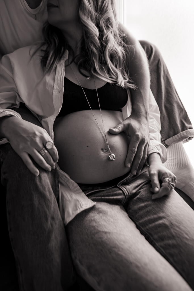 Seance photo shooting grossesse en noir et blanc - Anais Canaud