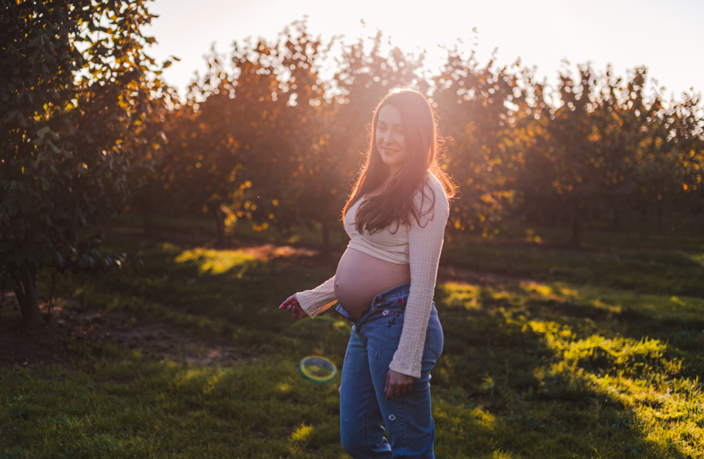 Portrait de femme enceinte en lumière naturelle au coucher du soleil près de Toulouse par Anaïs Canaud.