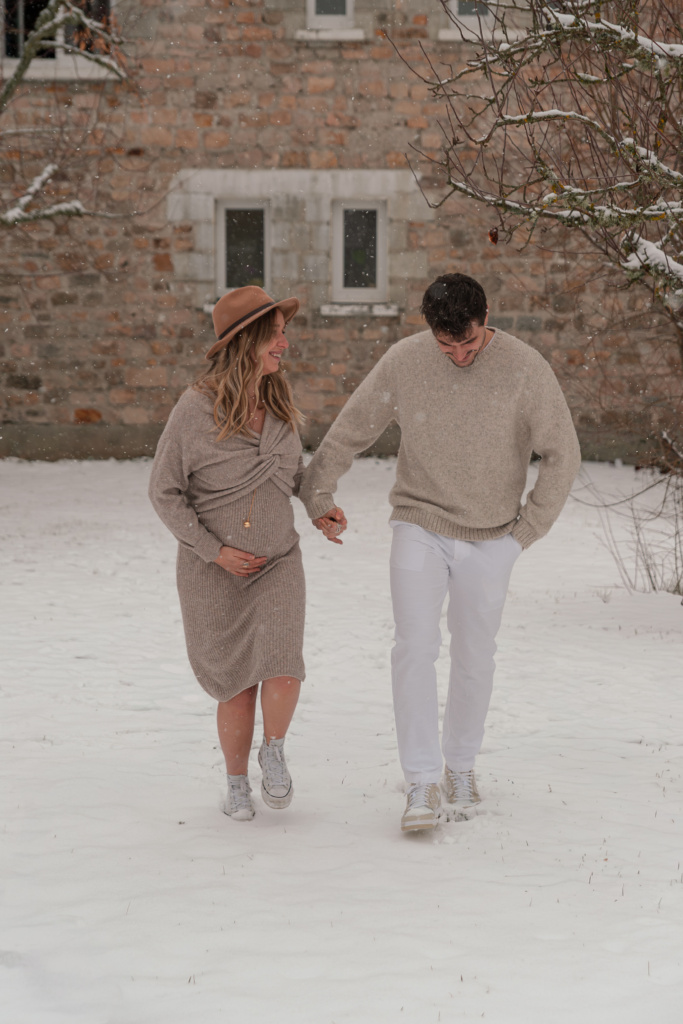 Fou rire amoureux - Shooting de Grossesse sous la neige