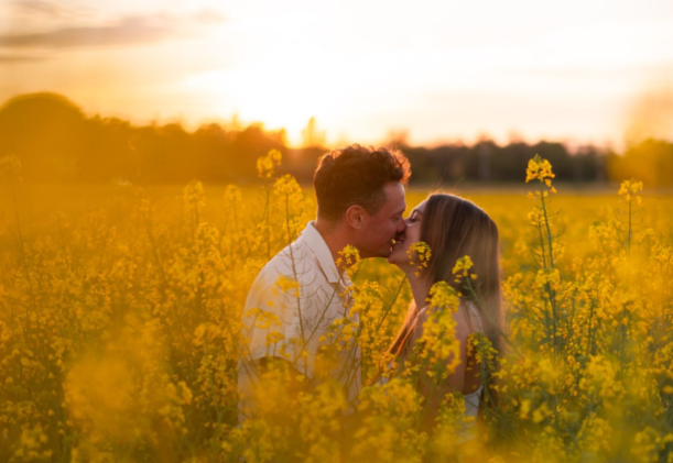 Rires et complicité d'un couple lors d'un shooting photo spontané en pleine nature vers Montauban.